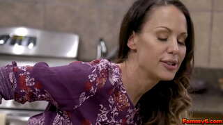 ���្តៅហុស្ត្រីម្នាក់ Mckenzie Lee ទទួលបានមួយចំនួន DNA ពីការ stud វ័យក្មេងនិងធ្វើឱ្យគាត់ជាដើម