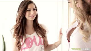 ˬ� 베이비 시터를 얻 threesomed