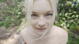 Excitat teen suge pula mare în pădure. Karneli Bandi