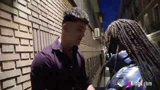 Брюнетка эксгибиционистка получава пробиване от похотливого пич