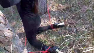 לורה על עקבים מודל האחות החורגת בתוך שמלה שחורה ועקבים גבוהים מחויב רעולי פנים בעץ, יש למצוץ לי ביק הזין.