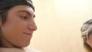 Dude tineri devine un excelent adanc pe gat de la blonde tanar si matura