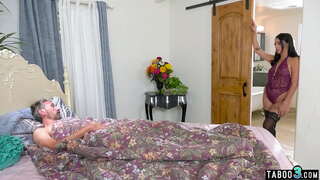 Stary ojczym pieprzy w anal swoją худенькую latin падчерицу