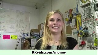 Hot teen girl la oss knulle henne for penger 10