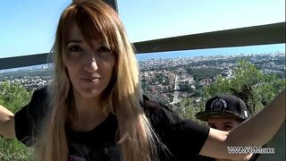 Ť�声的红发的摩洛伊斯兰解放阵线的大约钻到她的屁股在公共