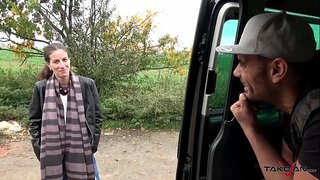 عشوائية فاتنة رش مع المني على المقعد الخلفي