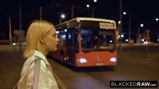 BLACKEDRAW На нејзиниот пат кон дома таа зеде detour за некои би-би-си