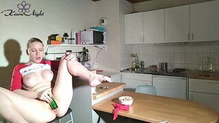 Gorąca Laska Wali Konia Butelką - Intensywny Orgazm Gorąca Laska Wali Konia Butelką - Intensywny Orgazm