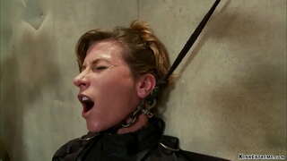 Привязанную рабыню милфу брюнетку Ариэль Икс прижимают карата освещенному столу, андан кийин приковывают цепью жана трахают в анал дилдо карата палочке колунда устаттын Орландо