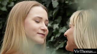 Sexy adolescente amigas lamen unos a otros coños mojados